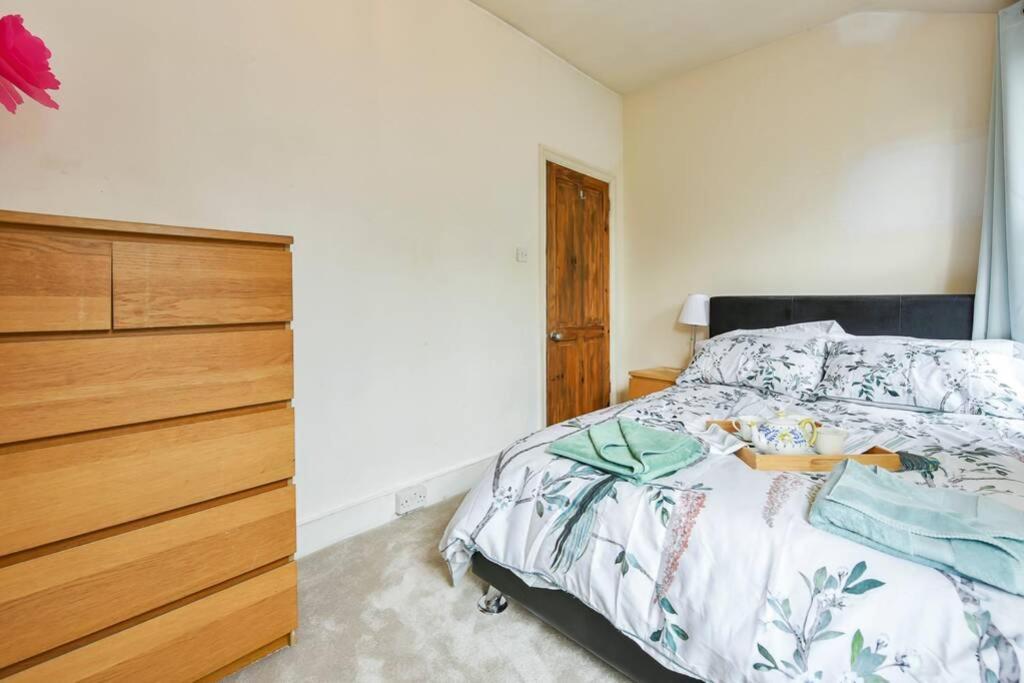Groves 4 bedroom, Shepherds Bush London Exterior foto